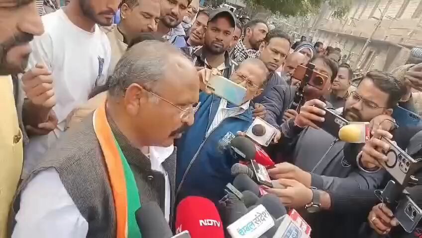 सारे अखबार रंगे पड़े हैं... कैथून पालिका के चेयरमैन नसरुद्दीन जी जिनको भारत सरकार ने दो बार राष्ट्रीय पुरस्कार दिया है नेशनल अवॉर्डी व्यक्ति है सरकार ने अपने खर्चे पर विदेश यात्राओं पर भेजा है 20साल का पासपोर्ट है बिड़ला जी ने कह दिया काट दो आपने काट दिया! Prahlad Gunjal