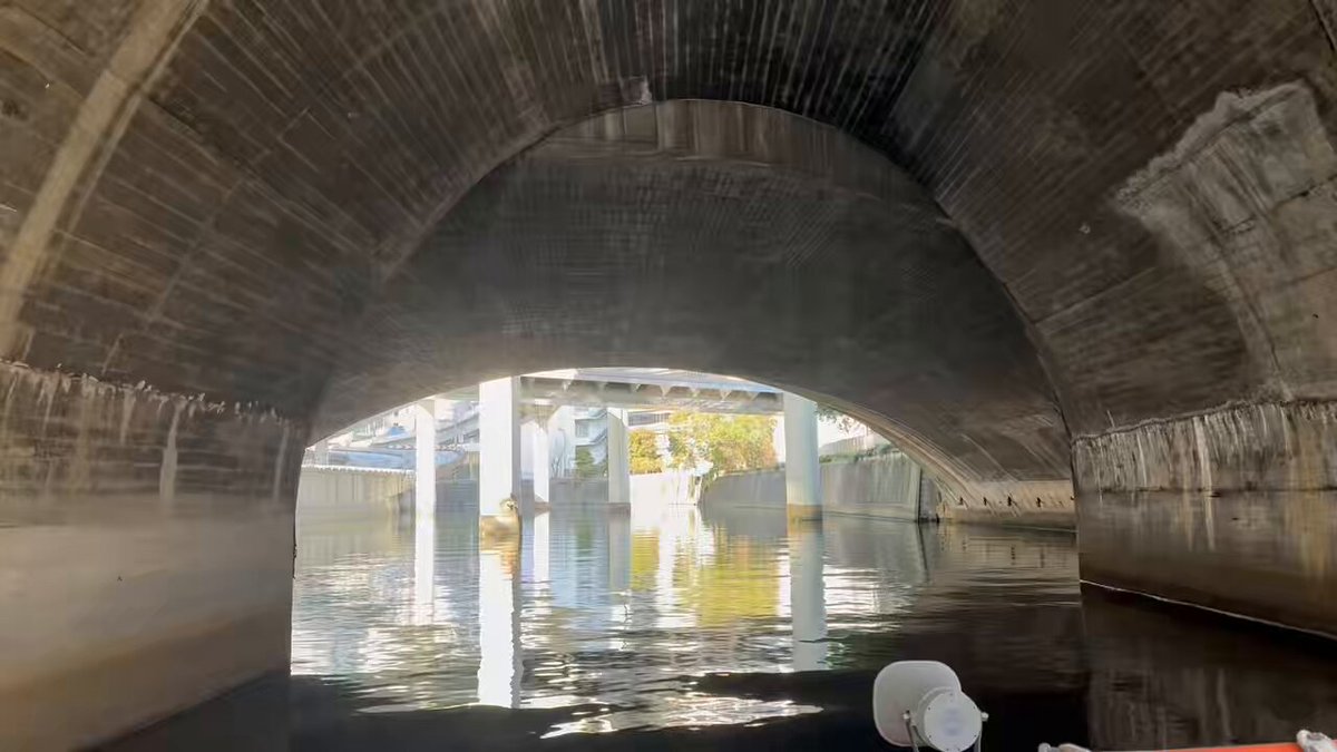 日本橋船着場から日本橋川をさかのぼって神田川、お茶の水渓谷を通過し、隅田川を経て、また日本橋に戻る。船は屋根がなく、首都高や様々な時代の橋の裏側をつぶさに見ることができる。日本橋の裏側に関東大震災の火災の跡が生々しく残っていた。まだたった100年前のこと。