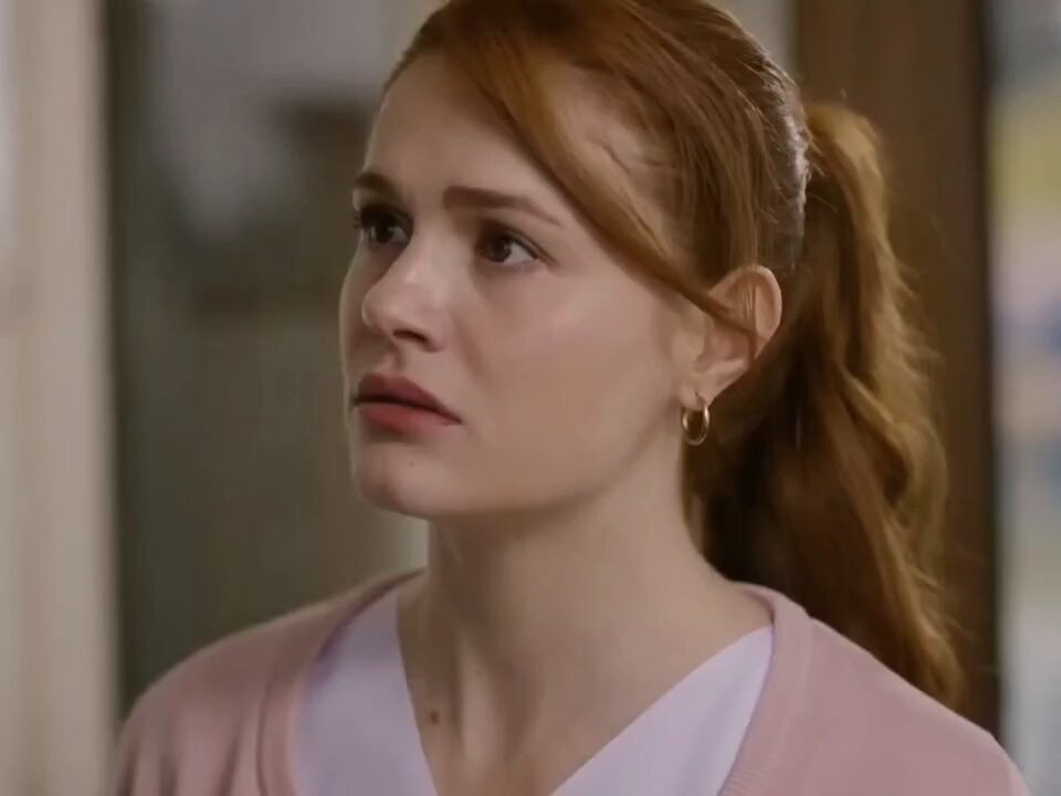 Eski bölümde Şerif Eleniyi öldü bilirken Zarife bile "düşününce koydu bilema" diyor.Ama Hicrana bak zındık.Birde bu kadını başımıza ana diye getirdiler,Esmeye de nisbet yaptırdılar sabır.Gerçekler ortaya çıktığında da kurban muamelesi yapmazlar umarım. #taşacakbudeniz