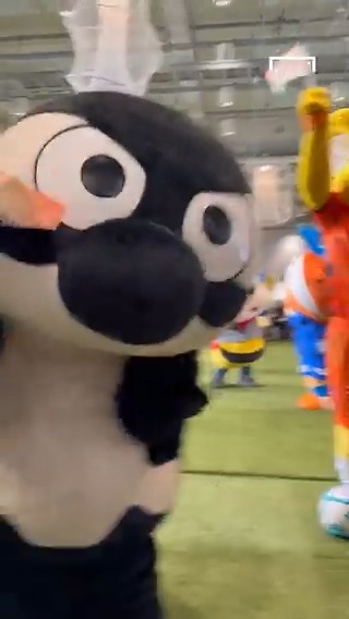 🇯🇵 J1全20クラブのマスコットが集結 ⚽ 今日行われた明治安田Jリーグ百年構想リーグの開幕イベントでは、名古屋グランパスのグランパスくんや清水エスパルスのパルちゃんなど、各クラブのマスコットたちが会場を盛り上げた。