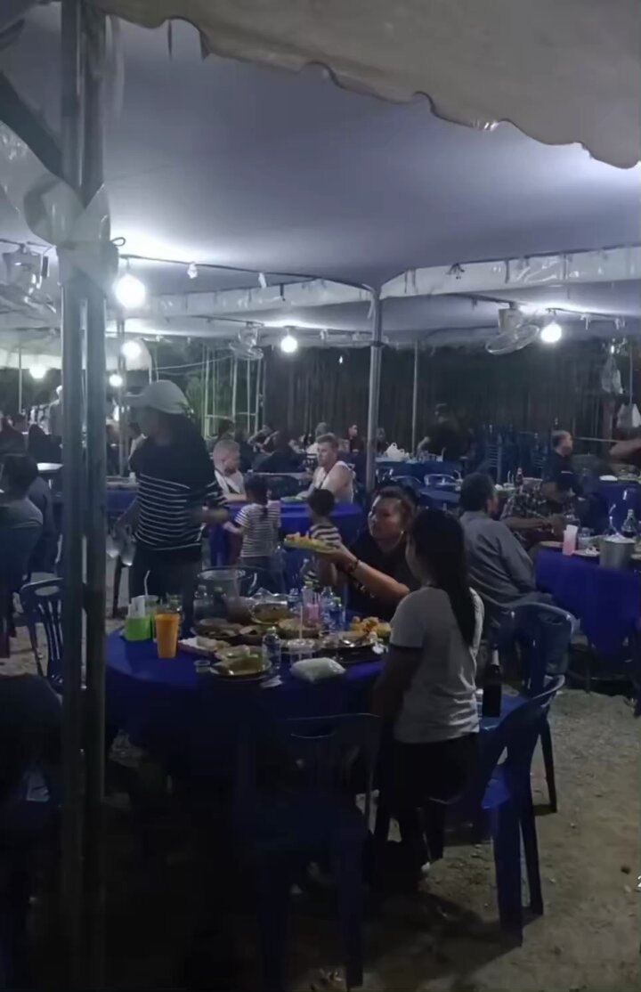 🇹🇭 Two foreign tourists walked in and sat down at what they thought was a popular and busy buffet restaurant. Turns out it was a funeral party but the hosts were kind, offering them water and snacks. The foreigners thanked them and apologised for sitting down and soon left.