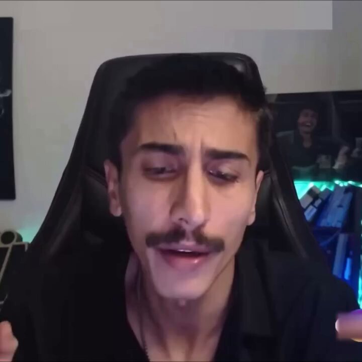 Adam aynı anda bir sürü karakteri canlandırıp, o an konuşurken aklındaki trolü hazırlıyor. Her yiğidin harcı değil.