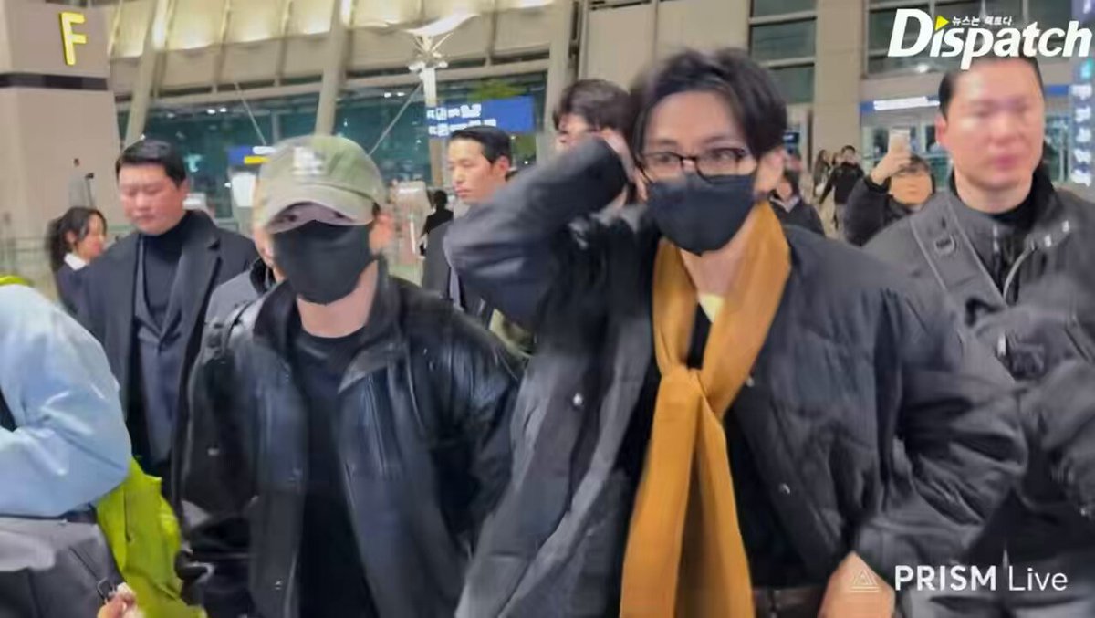 출국길에 기자님 카메라들고가서 자기찍는 아이돌은 진짜로 살면서 처음보네