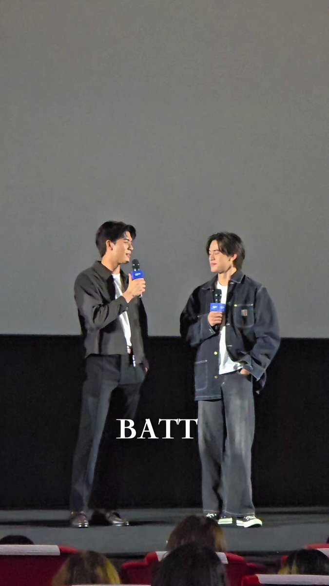 จอส : รู้สึกยังไงบ้างที่ได้มาดูหนัง....กับผม เลโอ : รู้สึกยังไงบ้างที่ได้มาดูหนังกับจอส หรือจะข้ามเรื่องดูหนังไปเลย แล้วรู้สึกยังไงกับจอส 🫠 กวิน : วันนี้ เรามาดูหนังเราต้องพูดถึงหนังนะครับ JOSSGAWIN GUINZLY HR SCREENING #SFxJossGawinGuinzly