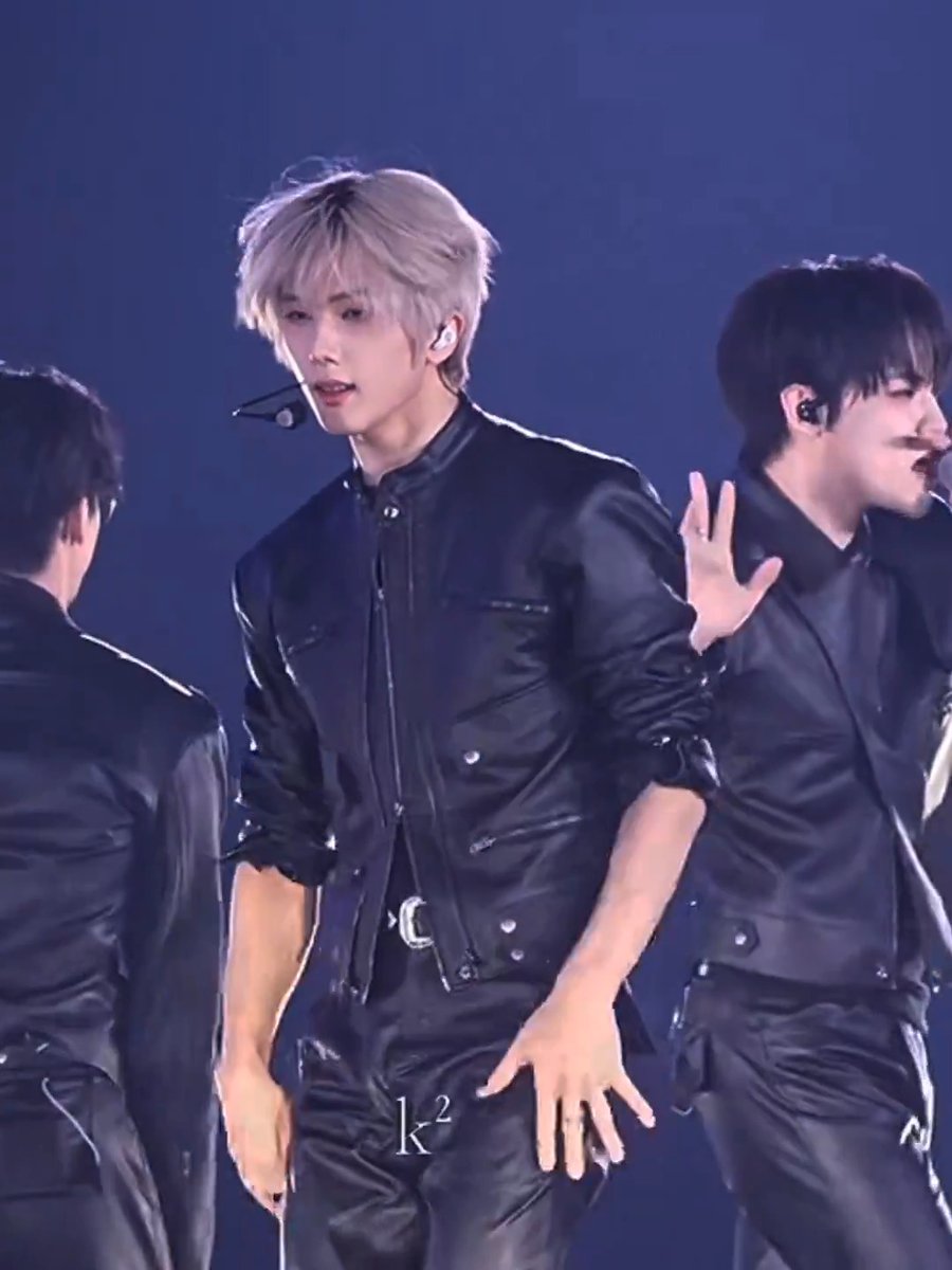 istg idol jisung is sooo fckn attractive like no one can ever beat him i fear