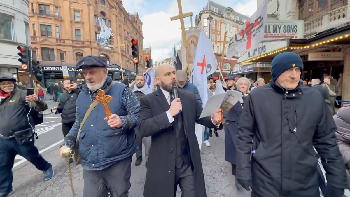 ENGLAND 🏴 Thousands of believers walked through London proclaiming “Christ is King” as part of a “Walk with Jesus.” The march went on despite opposition. ✝️