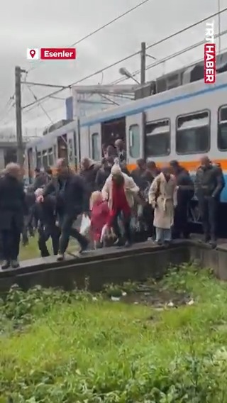 İstanbul Esenler'de bir metro raydan çıktı, yolcular tahliye edildi.