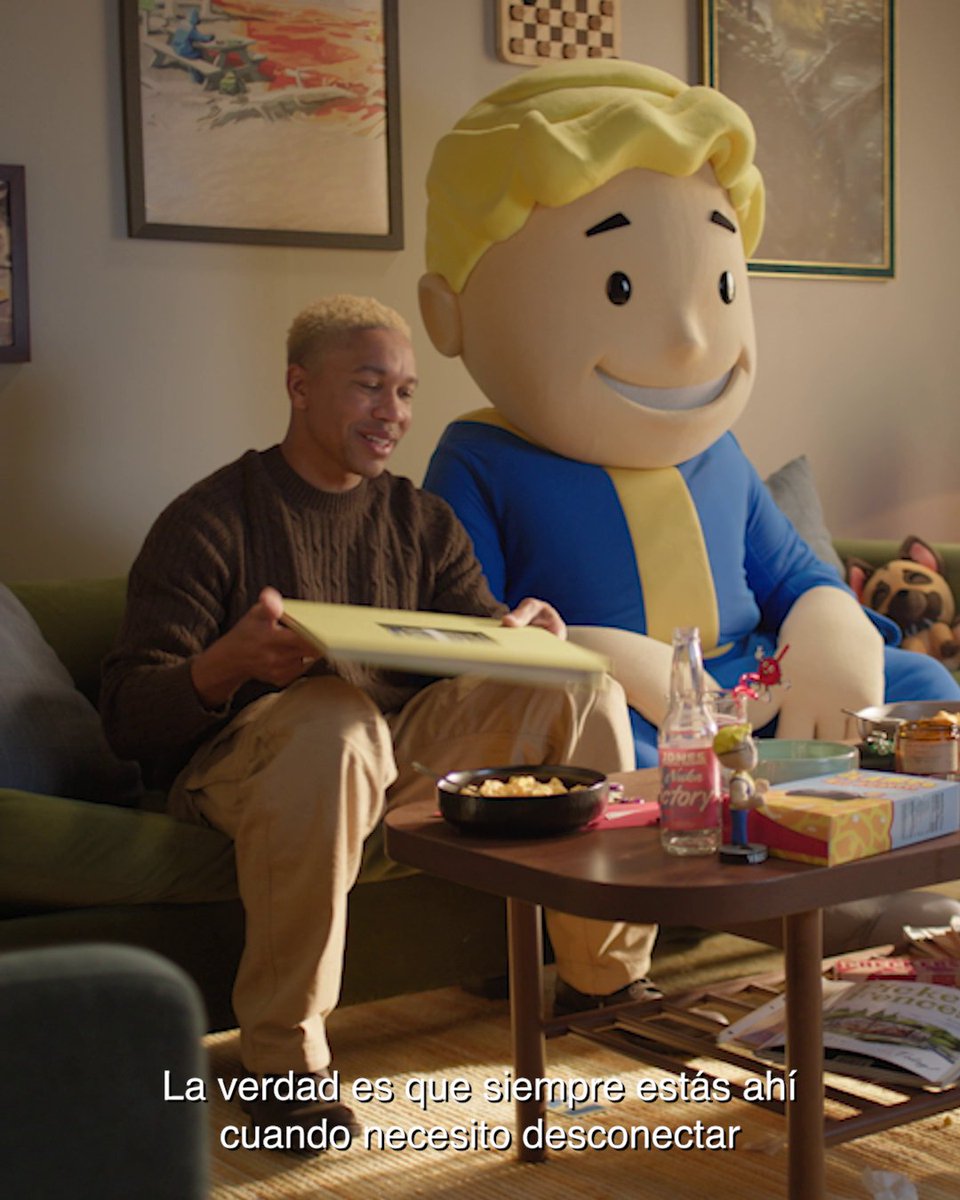 💙 💛 Queremos tener lo que tienen Vault Boy y Aaron Moten 🥹 Nunca dejéis el Yermo, ¡formad vuestros propios recuerdos y buenos momentos en el universo #Fallout!
