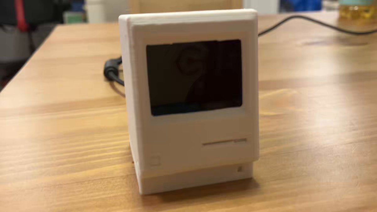 Ali ExpressでMini Retro Macintosh なるものを買ってみた。手のひらサイズで3Dプリンター製の初代Macintoshなんだけど、なんとただのディスプレイモデルじゃなくて中に液晶とマイコン（おそらくRP2040）が仕込まれてて、電源つけるとMacOSが立ち上がり、USB経由でマウスとキーボードが使えるww凄すぎ!