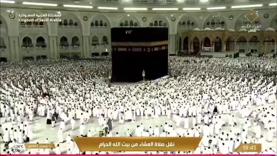 Videodaki asker neden oraya göğsünü dayayıp dua etiğini biliyor musunuz? Videodaki askerin dua etiği yere " Mültezem" denir. Hacerülesved ile Kâbe kapısı arasında kalan 2 metrelik kısma "mültezem” (sıkı sıkıya yapışılan yer) adı verilir. Bazı hadislerde mültezemin duaların kabul edildiği mübarek bir yer olduğu belirtilmiş ,Abdullah b. Amr b. Âs -radıyallâhu anh-, Hz. Peygamber -sallâllâhu aleyhi ve sellem-’in mültezeme gelerek göğsünü, yüzünü ve ellerini açarak oraya yapıştırdığını ve o şekilde dua ettiğini rivayet etmektedir (Ebû Dâvûd, "Menâsik", 55). Ancak izdihamdan dolayı günümüzde başkalarına eziyet etmeden bunun yapılmasına imkân yoktur. Bu sebeple mültezemin karşısında durularak dua edilmesi daha uygundur. Mültezemin simetriği olarak Rüknülyemânî ile batı duvarı üzerinde Abdullah b. Zübeyr’in açtığı ve daha sonra Haccâc b. Yusûf’un kapattığı kapı arasında kalan kısma da "müstecâr" (günahların bağışlanması için sığınılan yer) adı verilir. Buraya duaların kabul edildiği yer anlamında "müstecâb" denildiği de bazı kaynaklarda zikredilir. Bir rivayete göre Cenâbı Hak, Hz. Âdem -aleyhisselâm-’ın tövbesini Rüknülyemânî ile Kabe'nin arka kapısı arasındaki bu yerde (Fâkihî, V, 235), diğer bir rivayete göre ise mültezemde (Ezrakî, I, 248; Muhibbüddin et-Taberî, s. 316) kabul etmiş-tir. Ebû Hüreyre'den nakledilen bir hadiste Hz. Peygamber -sallâllâhu aleyhi ve sellem-, Rüknülyemânî’de yetmiş bin (bir rivayete göre yetmiş) melek görevlendirildiğini ve orada, "Allahım! Senden dünyada da âhirette de af ve esenlik dilerim; rabbimiz, bize dünyada da âhirette de güzellik ihsan et ve bizi cehennem azabından koru" diye dua edilince bu meleklerin "âmin!" dediğini haber vermiştir Allah size en kısa vakite kâbeye gidip, mültezemde dua etmeyi nasip etsin. 🤲🏻
