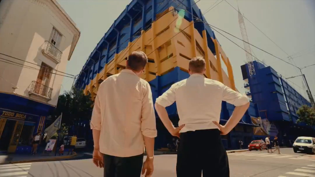 ¿Alguno juega de 9? En medio de sus shows en Buenos Aires, dos integrantes de la banda sueca The Hives recorrieron las calles de La Boca.