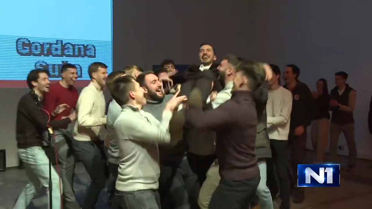 Deo studenata sa kojima je vozio bicikl na Turi do Strazbura došli su danas da čestitaju i pozdrave novinara TV NOVA S Radovan Seratlić, prilikom dodele nagrade "Gordana Suša" koja mu je danas uručena.