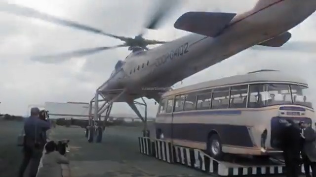 The Soviet Mil Mi-10 "Harke" flying crane first flew in 1960 and entered service in 1963. Produced '64-'69 with ~40 built, it lifted 15 tons to 2,840m in 1965 records. Hauled tanks, buses, even houses. Later, 17 were redesigned with "Short Legs" and designated the Mk-10k.👀