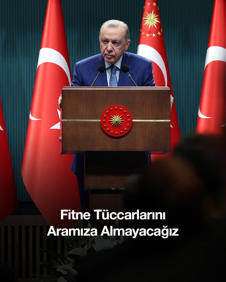 Sel gider, kum kalır… Suriye’de de toz bulutu dağıldıktan, taşlar yerine oturduktan sonra biz yine birbirimizin yüzüne bakacağız. Tüm vatandaşlarımdan, sınırlarımızın ötesindeki tüm kardeşlerimden bu konuda çok dikkatli olmalarını istirham ediyorum.