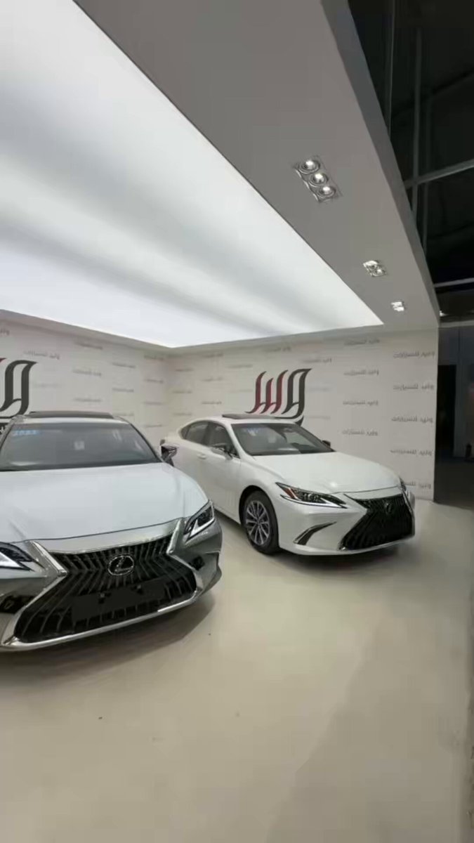 وليد يدلعكم بأسعار اللكزس 🔥 تبيها اقساط او كاش متوفر Lexus ES 300h موديل 2025 ✨ سيارة سيدان راقية تجمع بين الجودة اليابانية الهدوء العالي والتوفير في الوقود مع مستوى فخامة واضح في التصميم والداخلية الأسعار شامل الضريبة 💰 ▫️ الأبيض: 167,800 ريال ▫️ التيتانيوم والأسود: 169,800 ريال متوفره عند شركة وليد للسيارات 👍🏻 المواصفات الكاملة: - محرك 4 سلندر هايبرد سعة 2.5 لتر - قوة 215 حصان و عزم تقريباً 221 نيوتن متر - ناقل حركة ECVT دفع أمامي - صرفية وقود تصل إلى 24.1 كم/لتر مناسبة للي يبي سيارة فخمة للدوام والسفر وتعيش معك سنوات براحة 👌 إعـ ـلان 📣