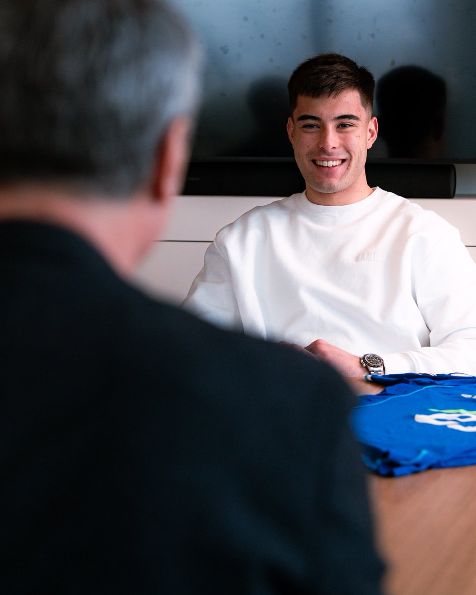 Aarón Anselmino's first day at the office. 👀