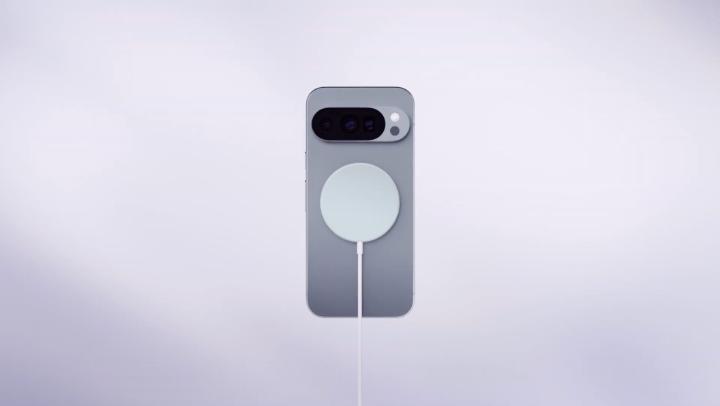Pixelsnap makes wireless charging…a snap ☺️ The fact that Google #Pixel10 is the first major Android phone to fully embrace the next generation of wireless charging with Qi2 built in has us… feeling magnetic 🧲