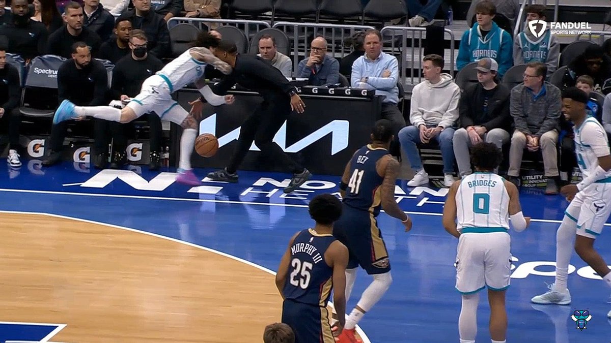 LaMelo Ball is down and holding his head after colliding with Charles Lee on the sideline. Spectrum Center fell completely silent while he was on the ground. He's currently getting checked out in the locker room. 🤕