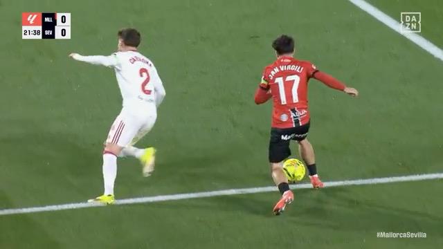 ¡PENALTI PARA EL MALLORCA ANTE EL SEVILLA! César Soto Grado señaló la pena máxima en esta acción entre Carmona y Jan Virgili tras ser llamado por el VAR 📺 #LALIGAenDAZN ⚽️