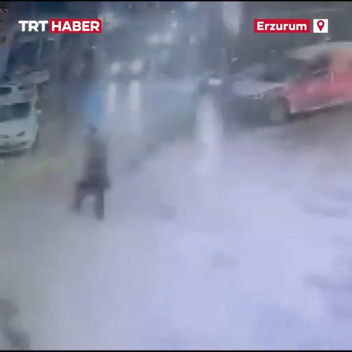 Erzurum'da bir vatandaş, çatıdan düşen kar kütlesinin altında kalmaktan son anda kurtuldu.
