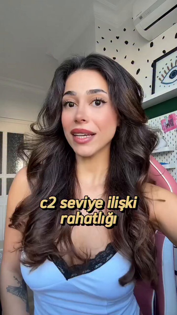 Bir içerik üreticisini, sevgilisiyle onlara normal gelen şeyleri sıraladı: "Sevgilim yakın kız arkadaşı eğer çok hastaysa onun evinde kalabilir ve ona çorba yapabilir. Sonuçta en yakın arkadaşı onu iyileştirmesi gerek. Kız arkadaşlarının yanında bana kanka diyebilir. Çünkü bazen sevgilim demek istemiyor olabilir bu çok normal. Sevgilim eski sevgilisiyle buluşursa bana fotoğraf attığı sürece ve nerde olduklarını bildiğim sürece dilediğince vakit geçirebilir. Benim vaktim olmadığı zamanlar başka kızlarla buluşabilir, sonuçta yalnız kalmaması gerek."