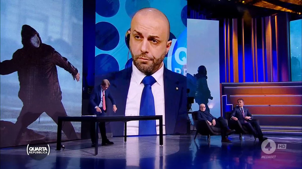 "Questo è il "martelletto" da carpentiere che si è conficcato nel polpaccio del collega e avrebbe potuto sfondare un cranio" #Griesi #Torino #quartarepubblica