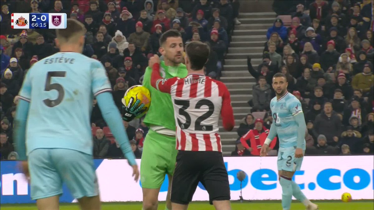 Tempers flare at the Stadium of Light 😳