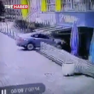 Tekirdağ'da otomobilini park etmek isterken fren yerine gaza basan sürücü, AVM'nin alt katındaki bir kafeye girdi.