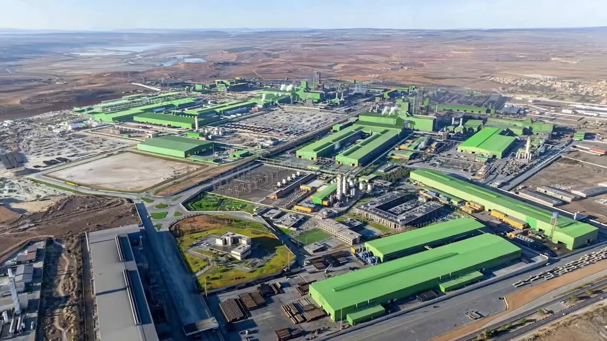 INDUSTRY | Le Premier ministre a suivi de près le déroulement des opérations afin d’évaluer l’organisation du travail & l’efficacité de la chaîne de production à toutes ses étapes. - Ce projet présidentiel de #Tebboune s’inscrit de la mise en œuvre a la concrétisation à diversifier les sources de l’économie nationale en dehors du secteur des hydrocarbures. - Ce projet stratégique constitue un pilier fondamental dans le processus de valorisation des ressources minières nationales et de renforcement de l’industrie du fer et de l’acier. Il contribue ainsi au soutien des efforts de diversification économique, au développement des infrastructures de transport, à la stimulation de l’investissement industriel & à la création de nouveaux emplois, faisant du secteur minier un levier central de la croissance économique nationale & au service des intérêts des générations futures.