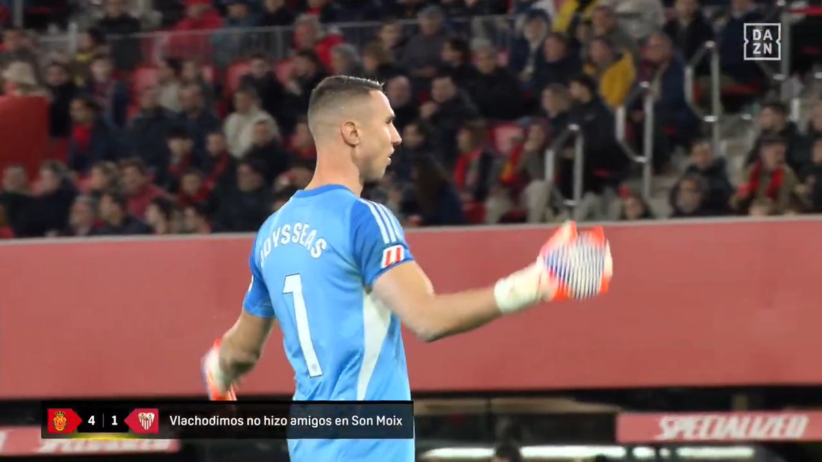 A Vlachodimos no le hizo ninguna gracia 😤 El gesto del recogepelotas del Mallorca con el portero del Sevilla #PokerFC