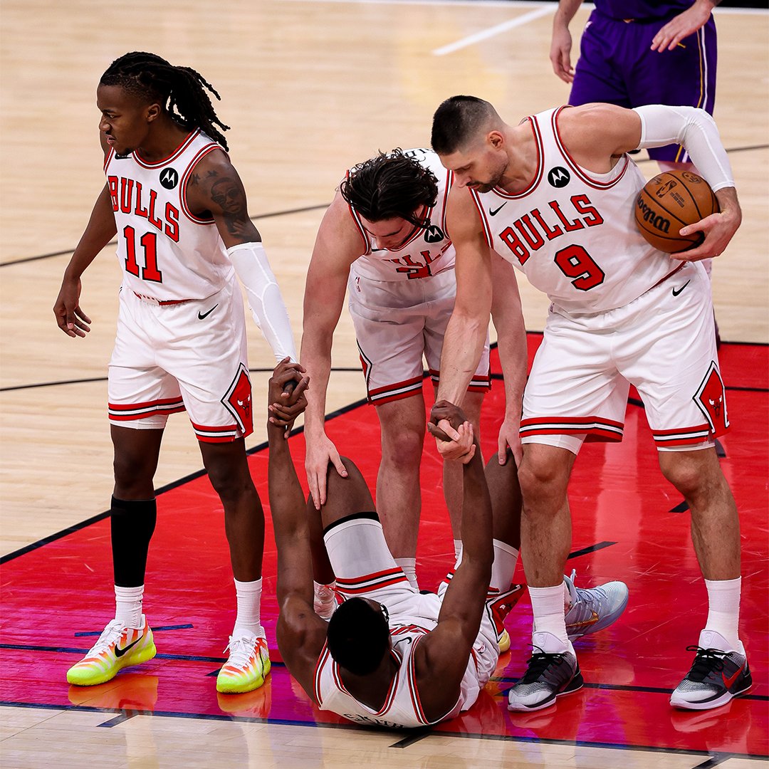 Ayo and Tre are showing up all over the court @DonJulio | #SeeRed