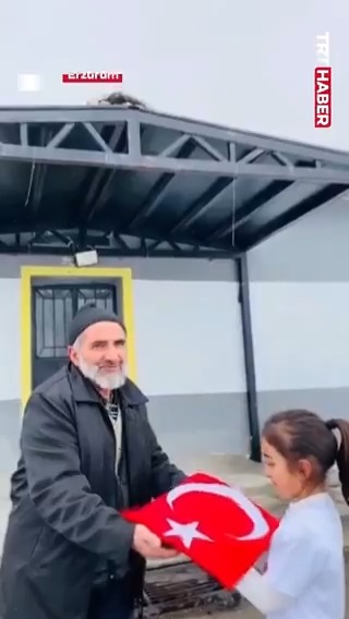 Erzurum’da öğrenciler, “bayrak sevgisi” temasını sokağa taşıdı. Korteje elinde Türk bayrağıyla katılan 70 yaşındaki Ali Rıza Öztürk: “Benim atamın, dedemin kanıdır. Canım buna fedadır.”