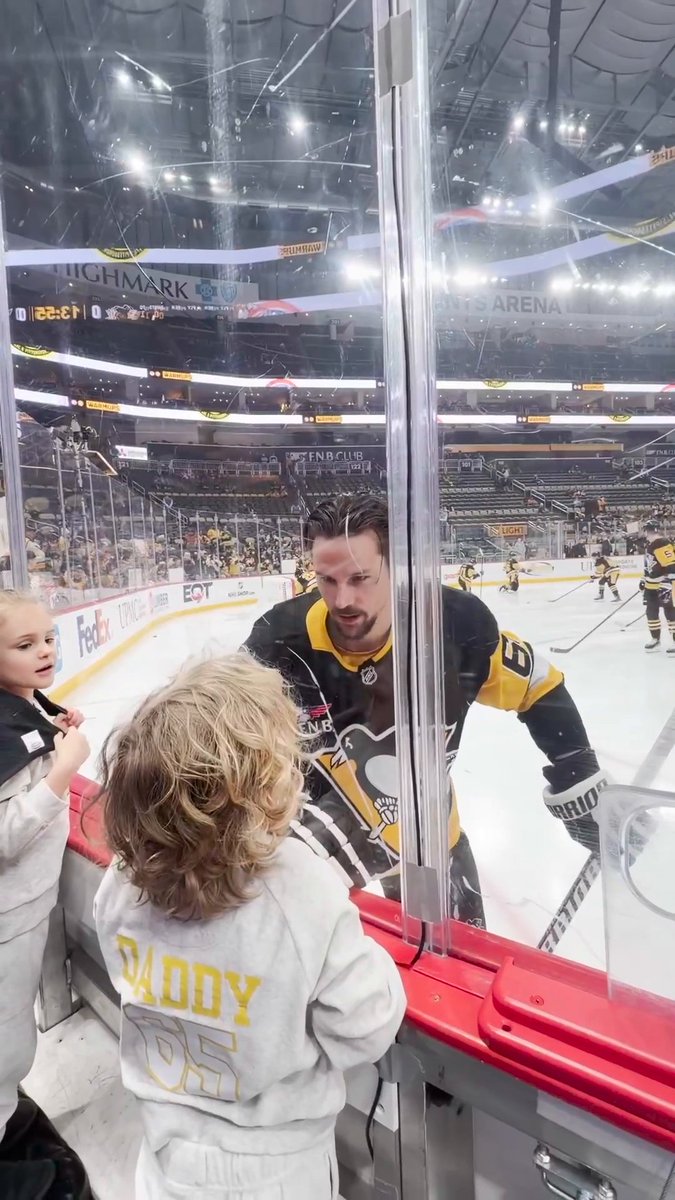 Erik Karlsson's gotta say hi to the kiddos before the game 💛