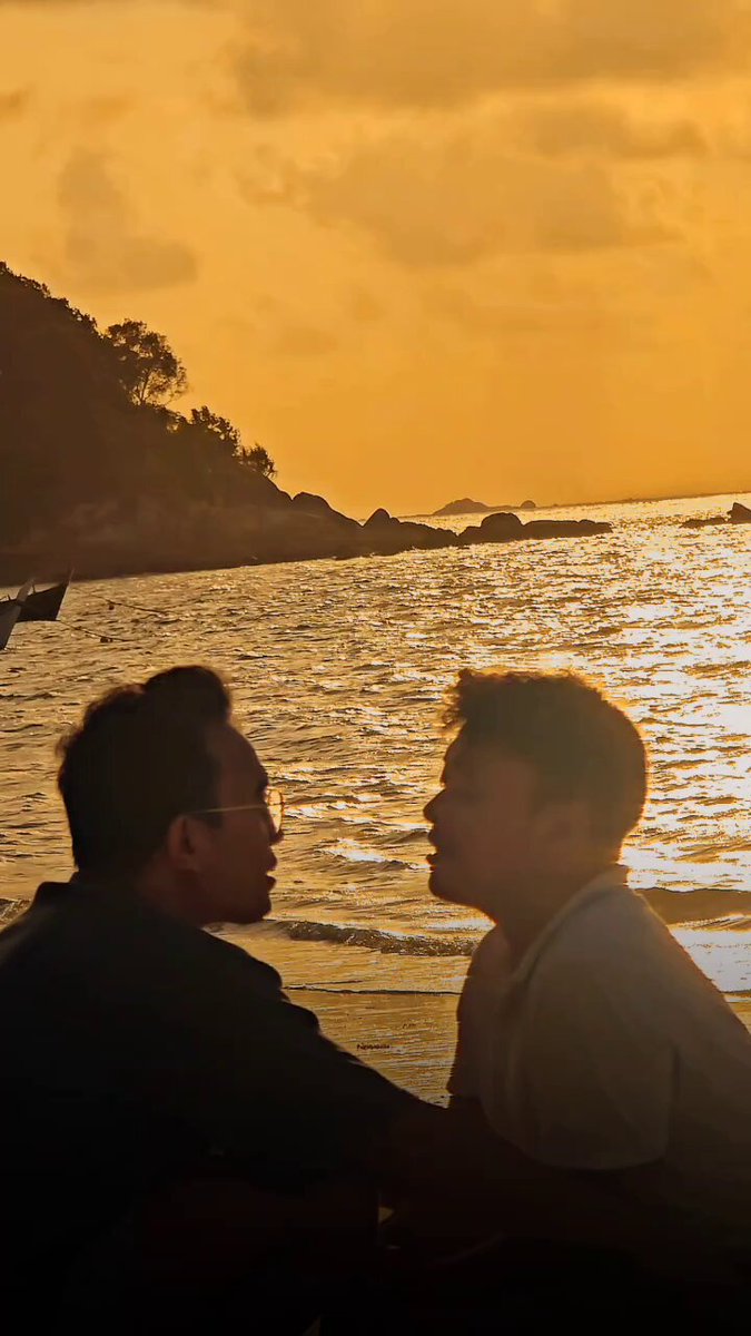 Island date by the shore during sunset ❤️ 📍Sijuk, Belitung