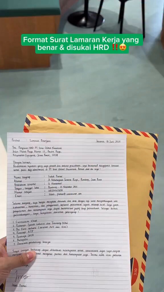 Cara Menulis Surat Lamaran Kerja yang Baik dan Efektif Banyak orang gagal lolos seleksi bukan karena kurang kompeten, tapi karena surat lamaran kerja yang dibuat kurang menarik dan tidak tepat sasaran. Padahal, surat lamaran kerja adalah kesan pertama yang akan dilihat HRD sebelum membuka CV kamu. 👉 Dengan surat lamaran kerja yang baik: ✅ Kamu bisa menunjukkan motivasi dan keseriusanmu ✅ Memberikan gambaran singkat tentang pengalaman & keahlian ✅ Membuat HRD tertarik untuk membaca CV lebih lanjut Tips menulis surat lamaran kerja yang efektif: 1. Gunakan bahasa yang sopan, jelas, dan ringkas. 2. Sesuaikan dengan posisi yang dilamar, jangan pakai template umum. 3. Tunjukkan kelebihan yang relevan dengan pekerjaan. 4. Tutup dengan kalimat yang menunjukkan antusiasme dan kesiapan. sc ig/jasacvbikin/jasabuatincv