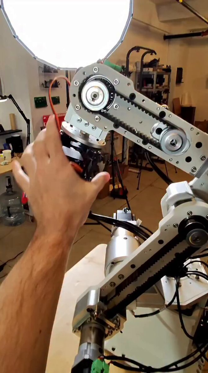 This video isn’t just impressive… it’s a reminder that the future doesn’t arrive suddenly 🤖✨ It arrives quietly. Line by line. Idea by idea. And one day, you realize you’re already living in it. What’s your reaction to this? 👀👇 #Tech #Innovation #AI #Robotics #IoT #5G