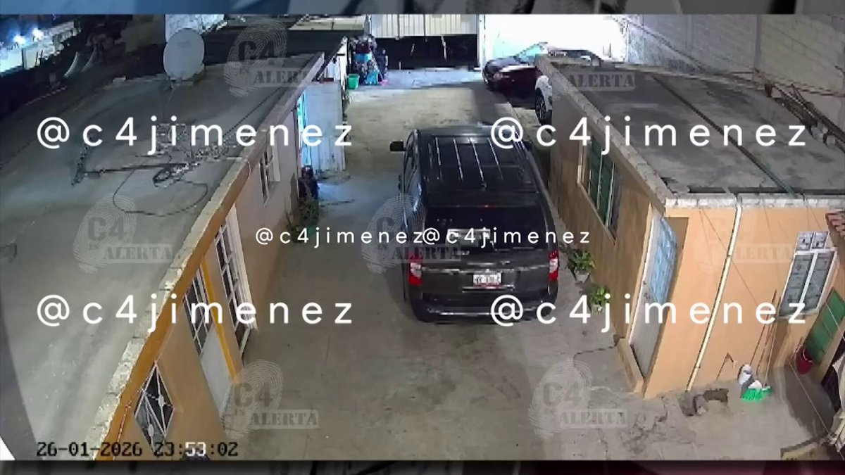 MUGROSOS EXTORSIONAN a “BOMBAZOS” Así llegó este mugroso a una casa en #Coacalco Gobierno del Estado de México Les lanzó y estalló una bomba molotov. Según él, son miembros del CJNG. Si lo ubica avise a Fiscalía Edoméx o Secretaría de Seguridad del Estado de México Secretaría de Seguridad y Protección Ciudadana El caso #C4ENALERTA