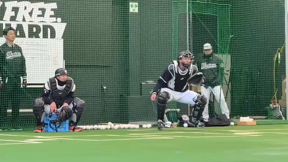 #佐藤都志也 選手と #松川虎生 選手はブロッキングの練習中！ #chibalotte #広報 #MarinesSpringCamp