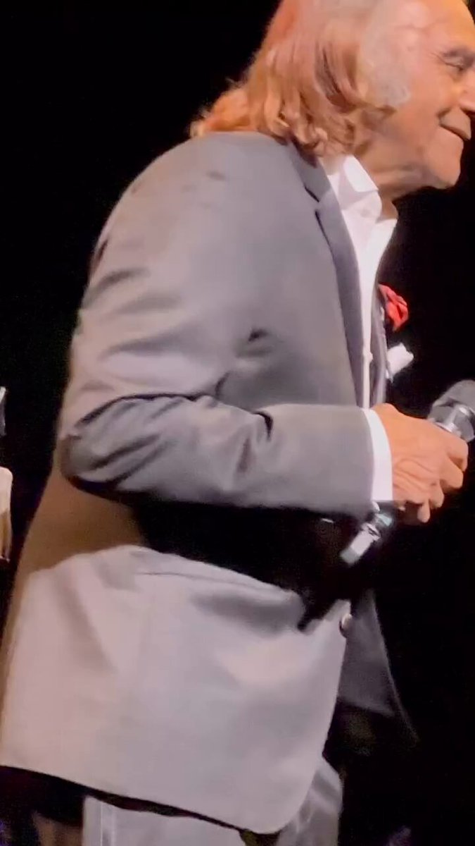 💥Can't believe he got the voice ...still...nothing had changed. For all those years, he really got that voice...wonderful Johnny Mathis ...Brilliant voice .