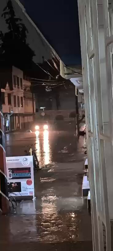 #BOGOTÁ. Debido a las fuertes lluvias que se presentan en las últimas horas, se reportan inundaciones en varios sectores de la ciudad: ●Autonorte con calle 85, sentido N-S. ●Carrera 7 con Calle 26, Sur - Norte ●Carrera 15 con Calle 100 ●Carrera 60 con Calle 53 ●Carrera 33 con Calle 26 ●Calle 80 con Carrera 69P ●Calle 26 con Carrera 100 Los videos corresponden al b/Simón Bolivar, loc/Barrios Unidos, que, según habitantes, están inundados desde ayer 01FEB. Alcaldía de Bogotá Alcaldía Local de Barrios Unidos Bomberos Oficiales de Bogotá IDIGER