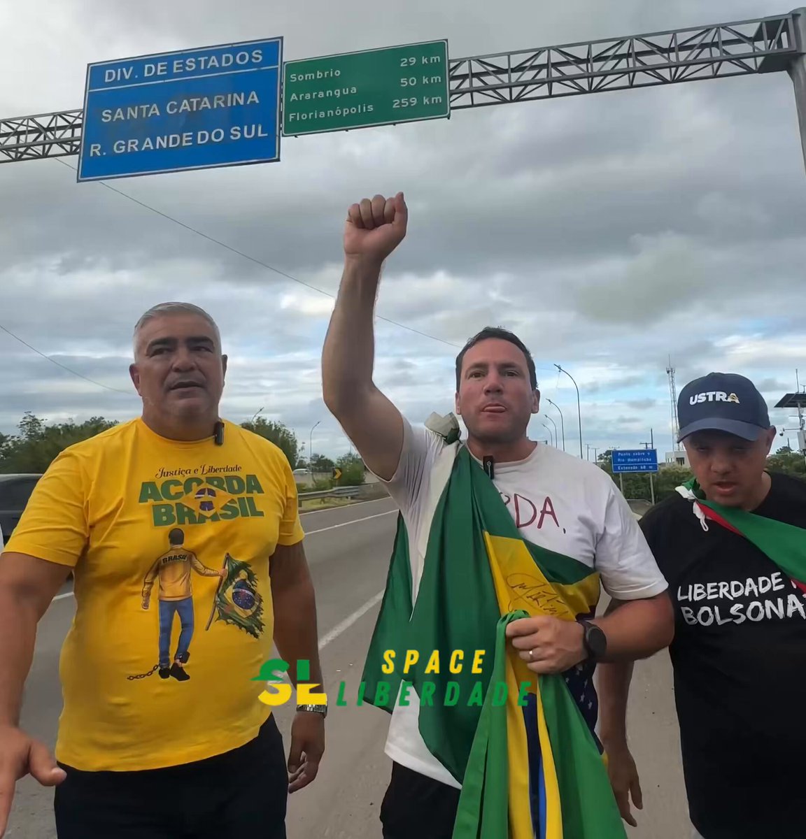 🚨URGENTE - Deputado Capitão Martim encerra a caminhada ACORDA RS entregando a bandeira do Brasil ao Deputado Sargento Lima, que começa agora a caminhada ACORDA SC “Que essa união faça a diferença para o nosso Brasil!”