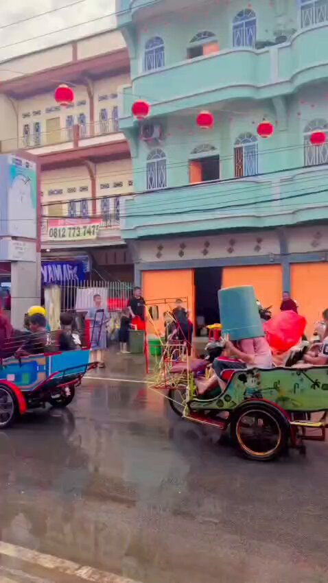Melihat keseruan Perang Air tahun ini di Selatpanjang bikin awet muda! 💦😁 ​Tradisi ini bukan sekadar siram-siraman, tapi simbol pembersihan diri dan pemersatu warga tanpa pandang suku atau agama. Inilah indahnya toleransi di Kepulauan Meranti. 🤝 ​Puas keliling pakai becak motor, lanjut ngopi sore sambil nunggu pasang surut air laut untuk rencana memancing besok. Hidup benar-benar indah kalau dijalani dengan syukur. Terima kasih Tuhan. 🙏✨ ​#Selatpanjang #Meranti #PerangAir #EnjoyLife #RiauBedelau #CNY2026 #Imlek