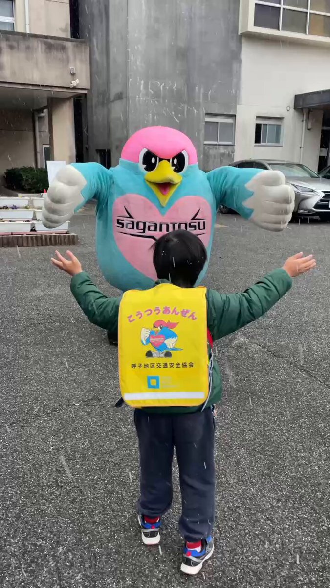 唐津市立 #打上小学校 でのあいさつ運動‼️ あいさつ運動のあとは、学年ごとにサッカー教室⚽️ #高橋義希 SROとみんなでサッカーを楽しみました👍🏻 🔻あいさつ運動の様子はこちら🔻 #サガン鳥栖 #ウィントス