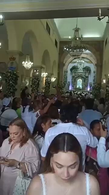 Un amigo Guajiro me acaba de enviar este video y sus palabras son escandalosas: “URIBE quedó impactado al ver como todo los feligreses en la Guajira pedían por el Tigre ABELARDO” ese cruce entre ambos personajes marca la continuidad del legado de Uribe ahora en manos de ABELARDO.