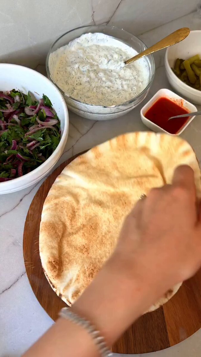 Lebanese Beef Wrap A quick, tasty dinner, and perfect for days when you have zero energy. This lazy meal is ready in under 15 minutes!🙂‍↕️
