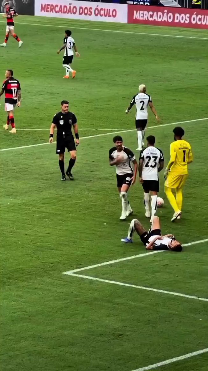 Uma vez o Doutor Sócrates disse: "O time do Corinthians não ganha jogo, quem ganha é a torcida do Corinthians". E é incrível como o Gustavo Henrique entendeu como isso funciona. Sempre ele inflamando e chamando ainda mais a Fiel nos jogos. Ele é um de nós. 🎥| REPORTERCORINGAO