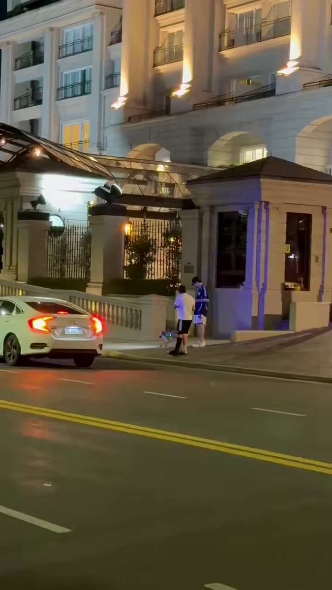 "Spreen" Porque fue visto en Puerto Madero con un perro robot.