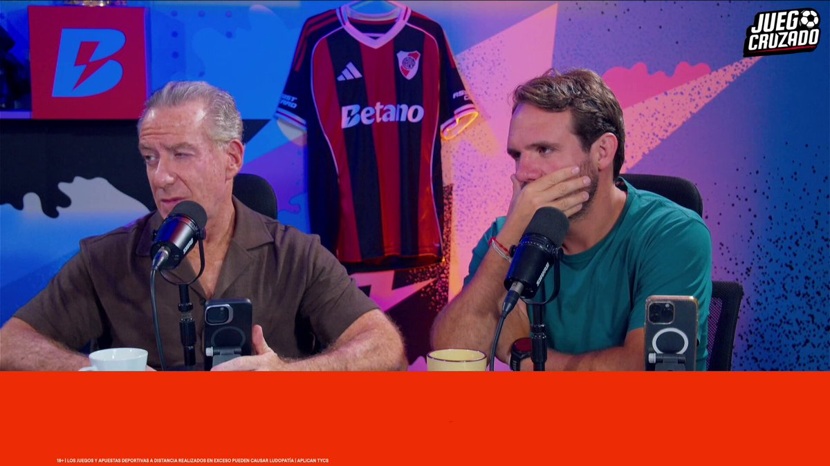 🗣️ EDDIE FLEISCHMAN: "Yo sí creo que la 'U' tiene un tema en la mitad de la cancha y es el reemplazo de Ureña. Jesús Castillo anda bien con la pelota, pero en la recuperación de la pelota no es lo mismo que Ureña. Ante un rival que no te ataca, como ADT, te das cuenta que le falta marca. La mejor versión de Castillo es como interior". 🗣️ Horacio Zimmermann: "Yo discrepo. Para mí, la ‘U’ es más equilibrada con Castillo que con Ureña. El chileno, en su ímpetu por salir a marcar y presionar, partía al equipo. Los tres de atrás, Di Benedetto, Riveros y Corzo, que no son muy rápidos, preferían quedarse un poco más metidos y, cuando Ureña salía, el equipo se partía". #JuegoCruzado 🎙️
