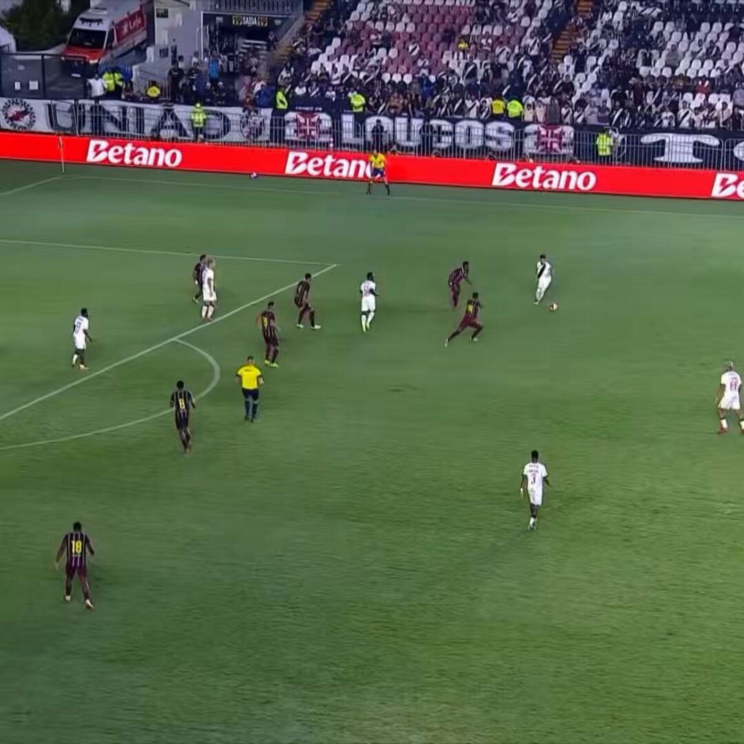 O juiz mandou seguir e apitou a falta logo depois. Que arbitragem horrorosa!