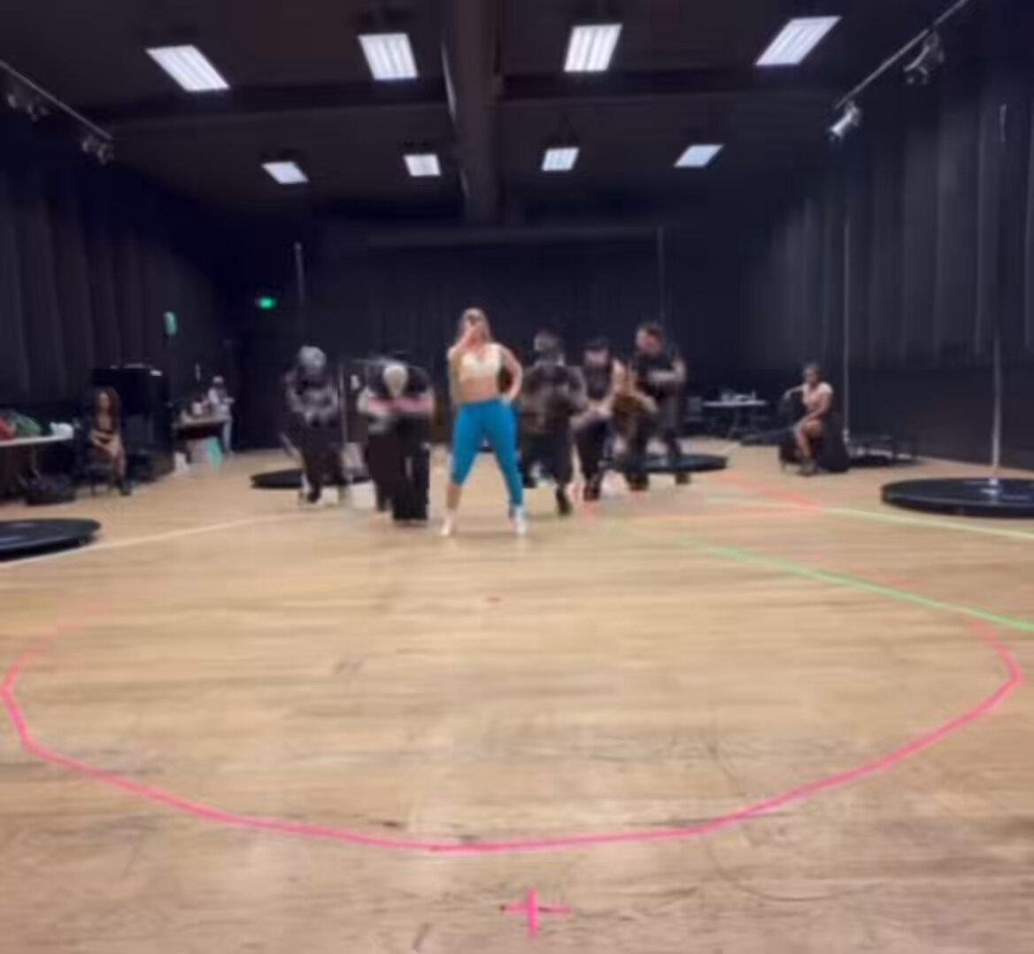 omg the ErrTime choreography, the energy, the body? And I see those poles.. oh Cardi B’s tour is gonna be INSANE😩